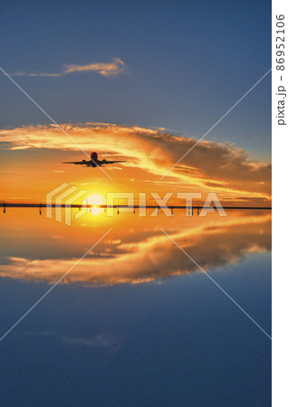 ミラーレイク・ウユニ塩湖の美しい夕景 ミラーレイク・ウユニ塩湖の美しい夕景 86952106