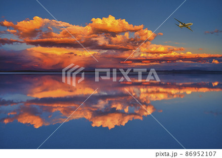 ミラーレイク・ウユニ塩湖の美しい夕景 ミラーレイク・ウユニ塩湖の美しい夕景 86952107