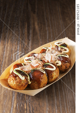 鰹節と青のりが乗った美味しそうなたこ焼き 86952185