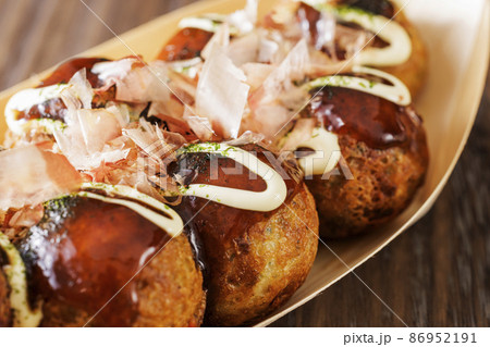 鰹節と青のりが乗った美味しそうなたこ焼き 86952191