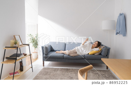 ソファでくつろぐ女性 ソファでくつろぐ女性 86952225
