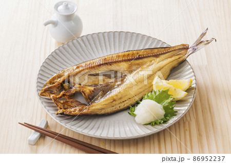 北海道近海産の焼いた真ほっけ 86952237