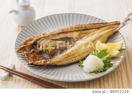 北海道近海産の焼いた真ほっけ 86952238