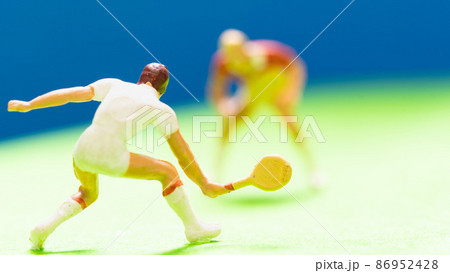 青空の下でテニスをする二人の人形 86952428