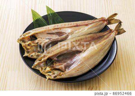 お皿に乗った北海道近海産の真ほっけ 86952466
