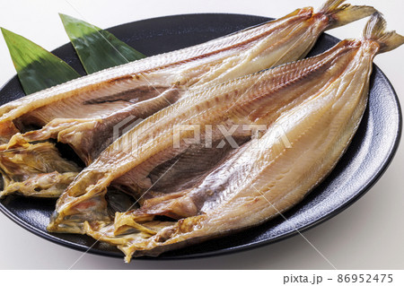 お皿に乗った北海道近海産の真ほっけ 86952475