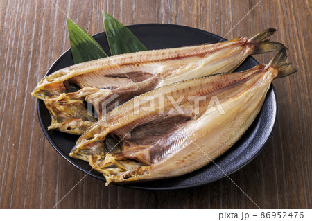 お皿に乗った北海道近海産の真ほっけ 86952476