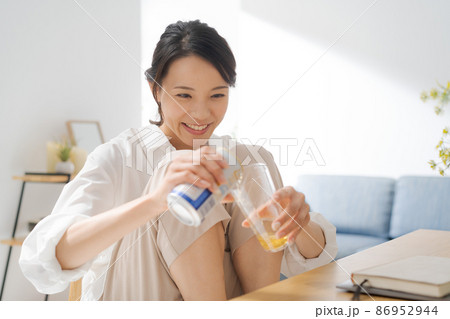 ビールを飲む女性 ビールを飲む女性 86952944