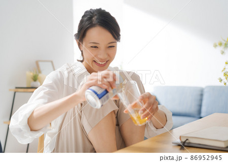 ビールを飲む女性 ビールを飲む女性 86952945