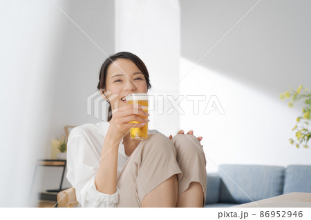 ビールを飲む女性 ビールを飲む女性 86952946