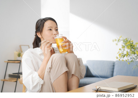 ビールを飲む女性 ビールを飲む女性 86952952