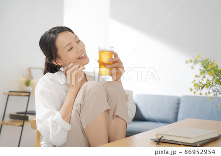 ビールを飲む女性 ビールを飲む女性 86952954