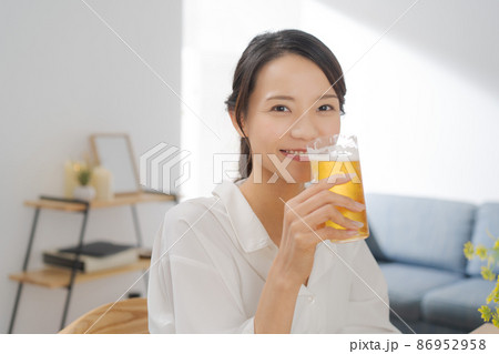 ビールを飲む女性 86952958