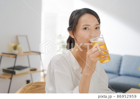 ビールを飲む女性 86952959