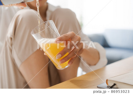 ビールを注ぐ女性　顔なし 86953023