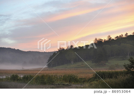 尾瀬の朝焼けと大江湿原の朝霧 86953064