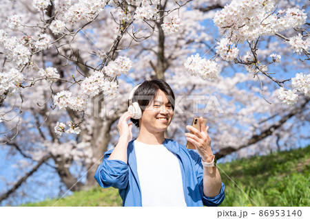 音楽を楽しむ男性 86953140
