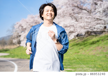 運動を楽しむ男性 86953240