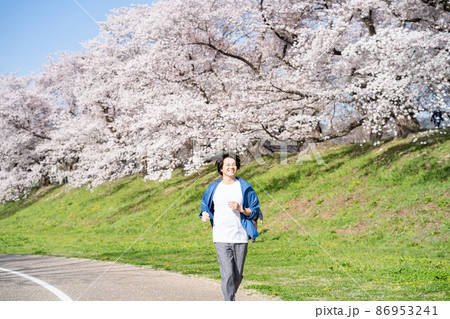 運動を楽しむ男性 86953241