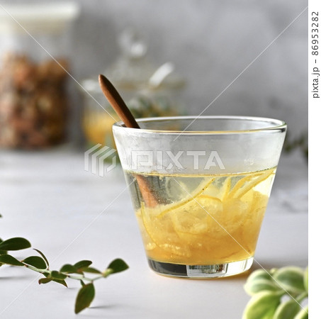 冬のホットドリンクはハチミツ柚子茶 冬のホットドリンクはハチミツ柚子茶 86953282