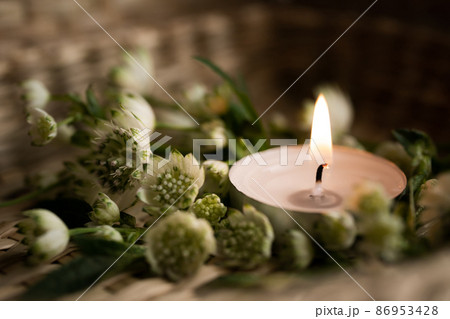 キャンドルと花　ナチュラル背景 86953428