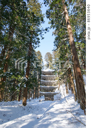 雪に埋もれる羽黒山五重塔　冬景色　山形県 86953640