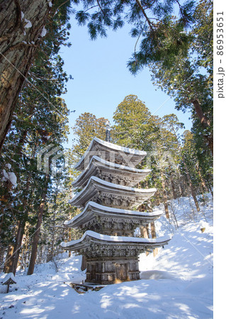 森の中　圧倒的存在感の羽黒山五重塔　冬景色　山形県 86953651