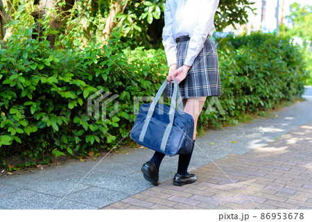 通学バッグを後ろ手に持って通学する女子高校生の足元、後ろ姿　登下校通学　顔無し 86953678