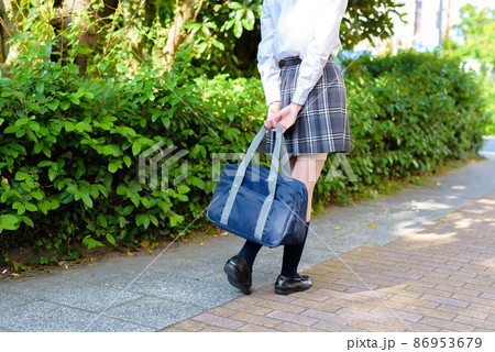 通学バッグを後ろ手に持って通学する女子高校生の足元、後ろ姿　登下校通学　顔無し 86953679