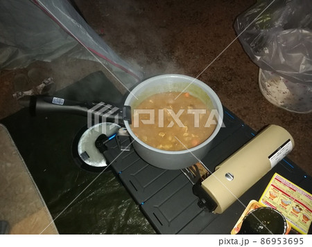 ファミリーキャンプ:ガスバーナーでカレーを作る ファミリーキャンプ:ガスバーナーでカレーを作る 86953695