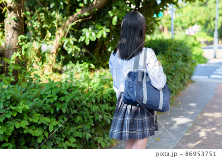 街中を通学する女子高校生の後ろ姿　登下校通学　顔無し 86953751