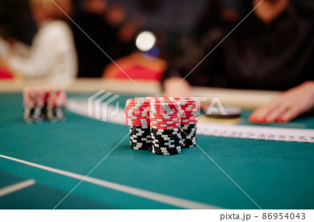 The player makes a bet on the casino. 86954043