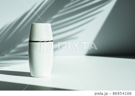 日焼け止めや下地クリームのイメージ素材 86954106