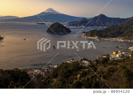 静岡県沼津市の伊豆半島内浦湾とマジックアワーの富士山 86954120