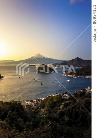 静岡県沼津市の伊豆半島内浦湾とマジックアワーの富士山 86954121