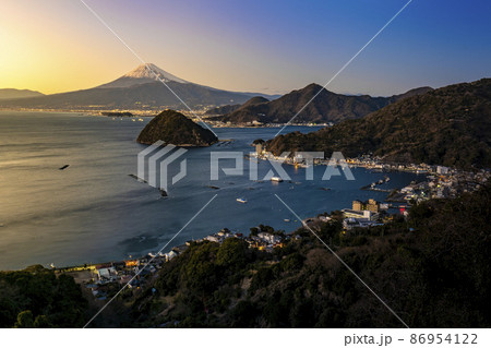 静岡県沼津市の伊豆半島内浦湾とマジックアワーの富士山 86954122