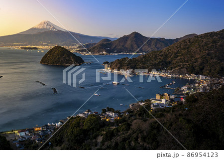 静岡県沼津市の伊豆半島内浦湾とマジックアワーの富士山 86954123