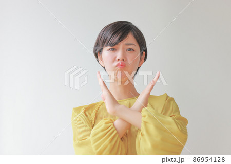 腕でXを作る女性1 86954128