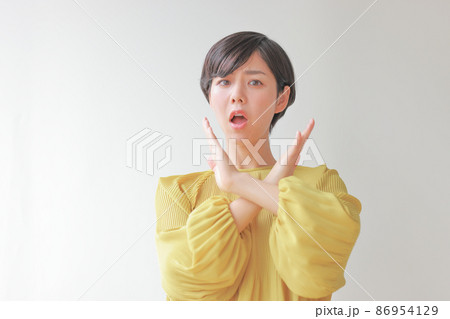 腕でXを作る女性2 86954129