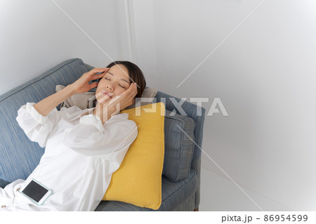 ソファで横たわる女性 86954599