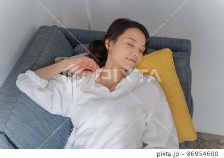 ソファで横たわる女性 86954600