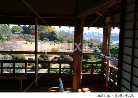 好文亭から望む千波湖と偕楽園の庭園 好文亭から望む千波湖と偕楽園の庭園 86954626