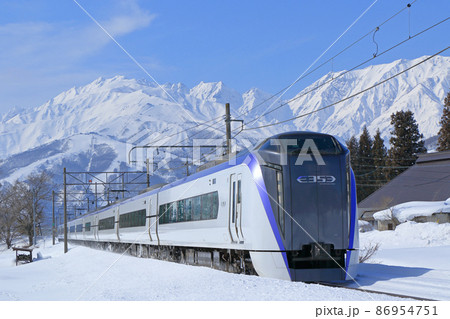 大糸線　冬の白馬山麓を行く特急あずさ 86954751