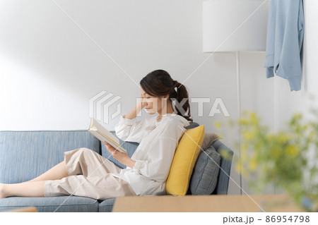 読書をする女性 横顔 読書をする女性 横顔 86954798