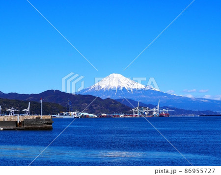 <静岡市清水>清水港からみた興津ふ頭越しの富士山 <静岡市清水>清水港からみた興津ふ頭越しの富士山 86955727