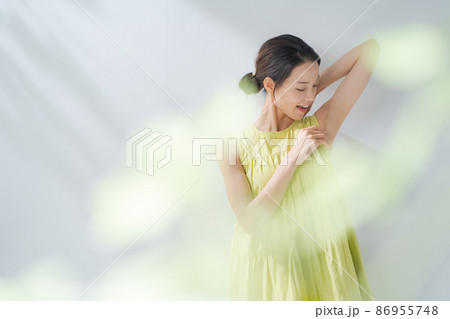 ビューティー　20代　女性　脇の下 86955748