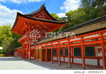 5月に参拝した世界遺産の京都市下鴨神社の楼門 5月に参拝した世界遺産の京都市下鴨神社の楼門 86956225