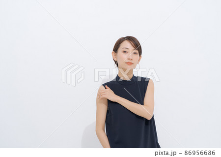 ノースリーブの女性　白背景 86956686