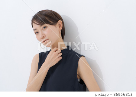 ノースリーブの女性写真 86956813