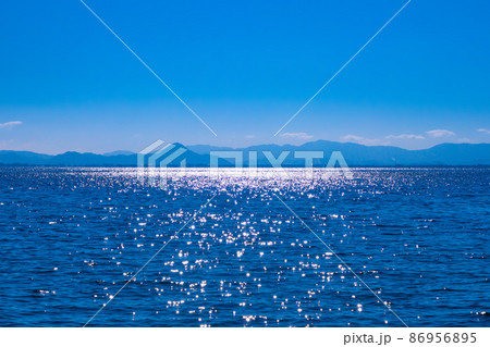 煌めく琵琶湖の水面 86956895